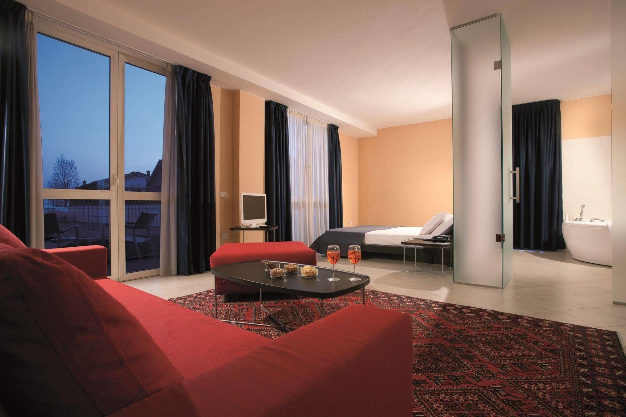 Rosso Frizzante Hotel Sorbara Ngoại thất bức ảnh